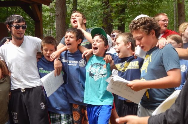 campers singing at shabbat